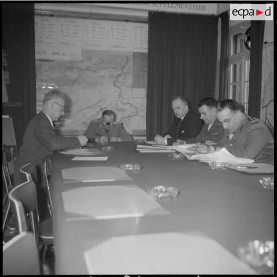 Réunion de jurys pour l’élection du meilleur soldat d’Algérie. [Description en cours]