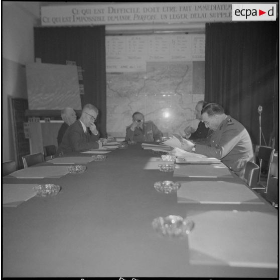 Réunion de jurys pour l’élection du meilleur soldat d’Algérie. [Description en cours]