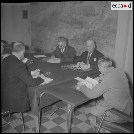 Réunion de jurys pour l’élection du meilleur soldat d’Algérie. [Description en cours]