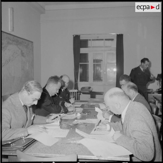 Réunion de jurys pour l’élection du meilleur soldat d’Algérie. [Description en cours]