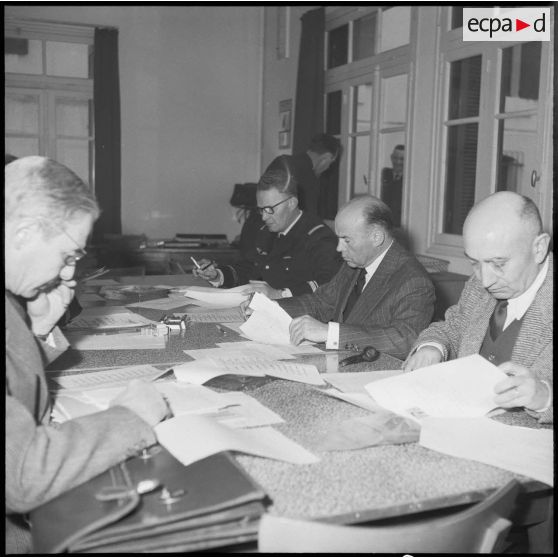 Réunion de jurys pour l’élection du meilleur soldat d’Algérie. [Description en cours]