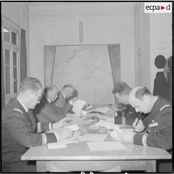 Réunion de jurys pour l’élection du meilleur soldat d’Algérie. [Description en cours]