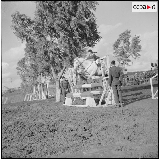 Une compétition hippique. [Description en cours]