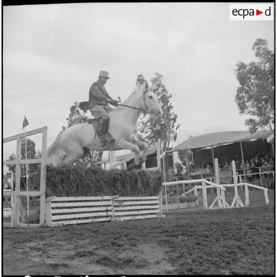 Une compétition hippique. [Description en cours]