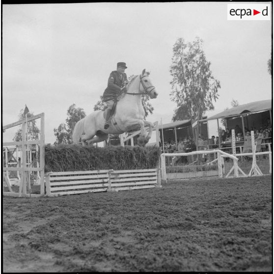 Une compétition hippique. [Description en cours]