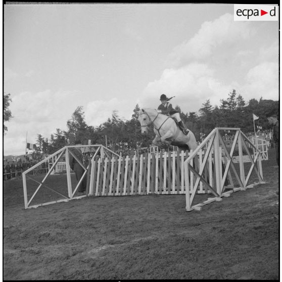 Une compétition hippique. [Description en cours]