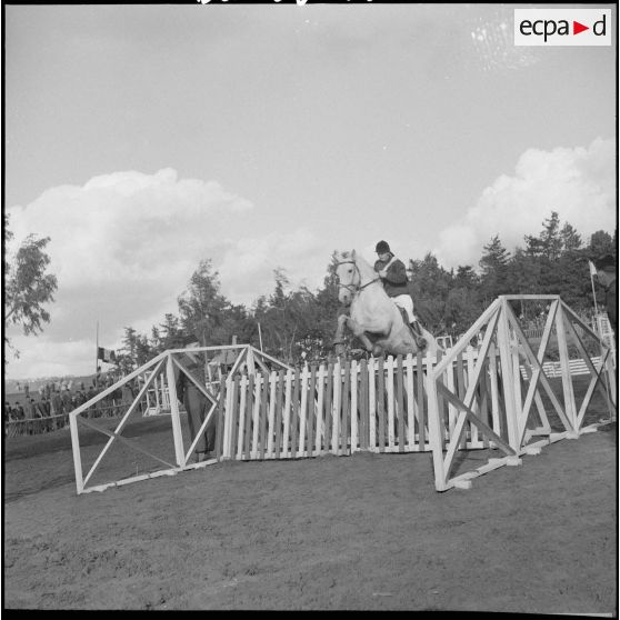 Une compétition hippique. [Description en cours]