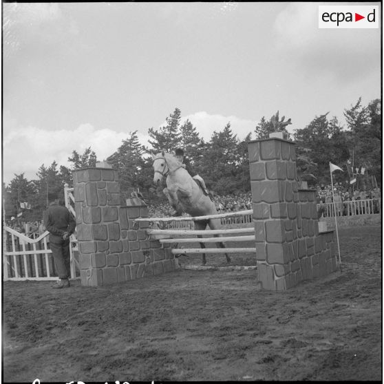 Une compétition hippique. [Description en cours]