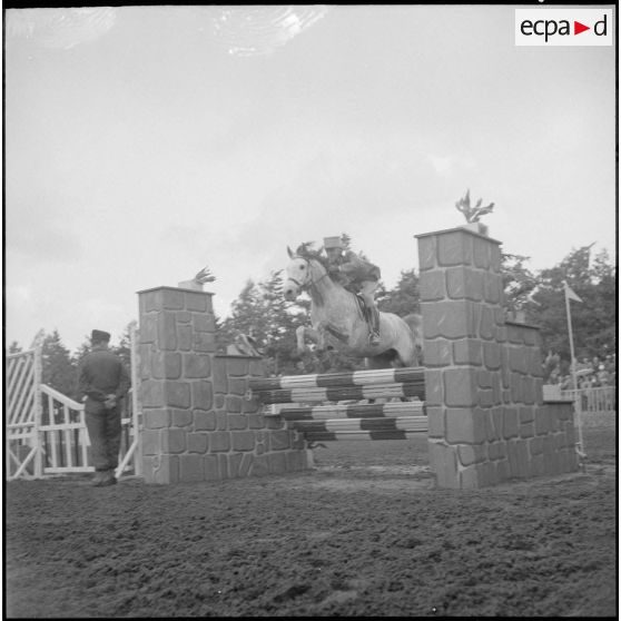 Une compétition hippique. [Description en cours]