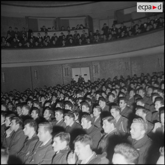 Un spectacle théâtral. [Description en cours]