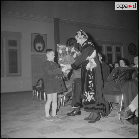 Réunion avec Roger Frison-Roche à Tizi-Ouzou. [Description en cours]