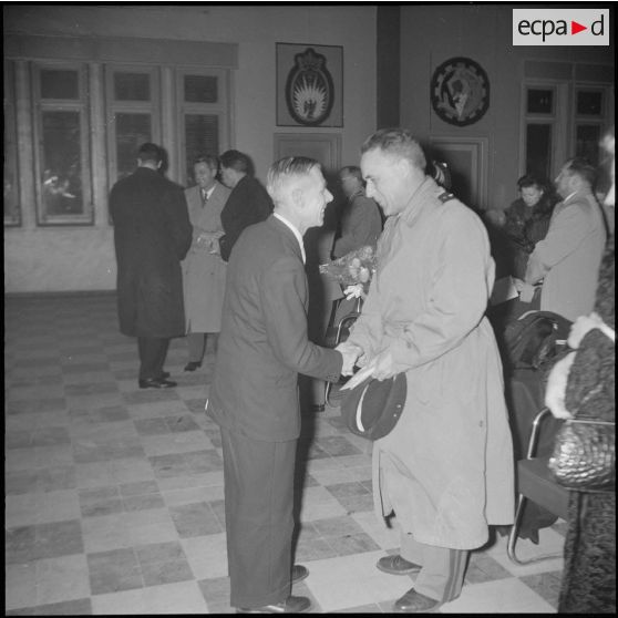 Réunion avec Roger Frison-Roche à Tizi-Ouzou. [Description en cours]