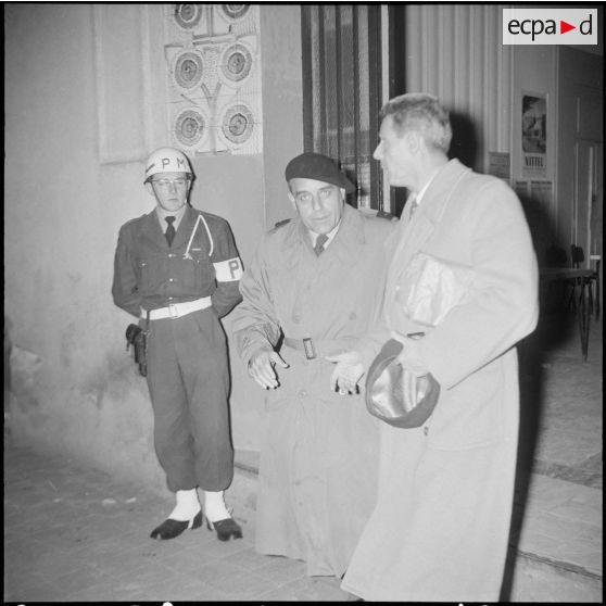 Réunion avec Roger Frison-Roche à Tizi-Ouzou. [Description en cours]