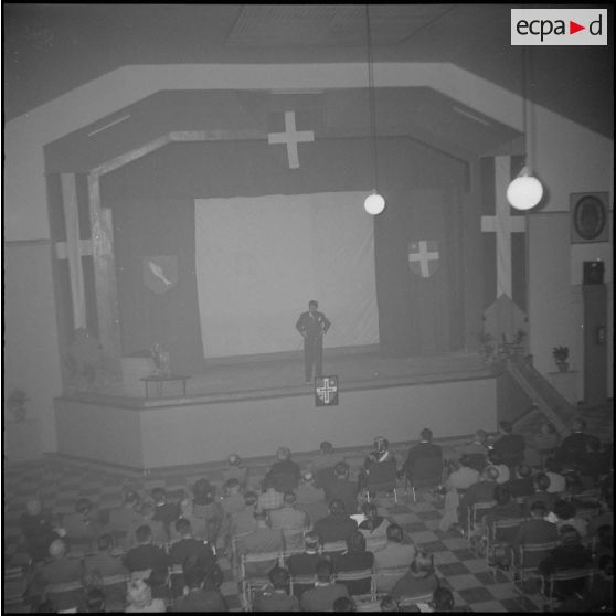 Réunion avec Roger Frison-Roche à Tizi-Ouzou. [Description en cours]