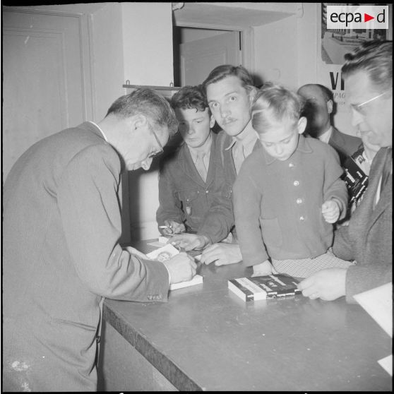 Réunion avec Roger Frison-Roche à Tizi-Ouzou. [Description en cours]