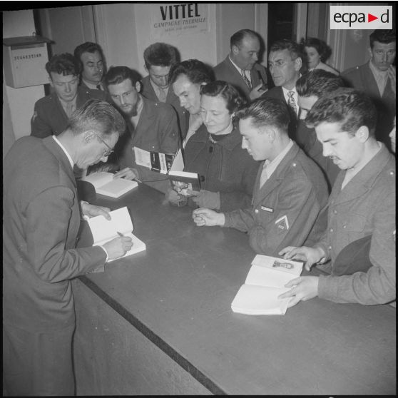 Réunion avec Roger Frison-Roche à Tizi-Ouzou. [Description en cours]