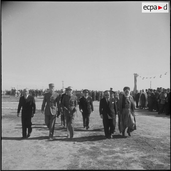 Robert Lacoste à la section administrative spécialisée (SAS) de Sidi-Ladjel. [Description en cours]