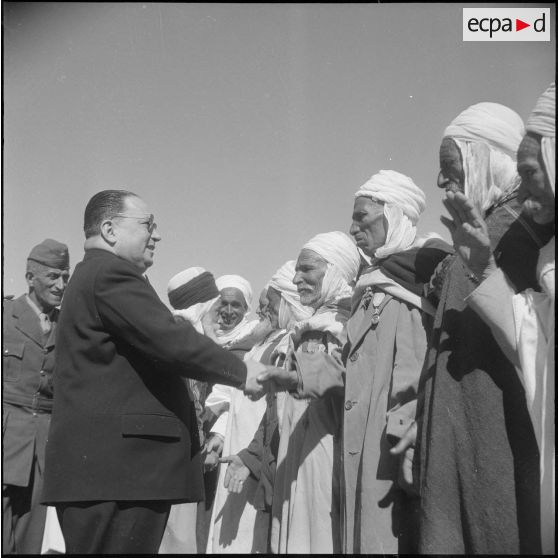 Robert Lacoste à la section administrative spécialisée (SAS) de Sidi-Ladjel. [Description en cours]