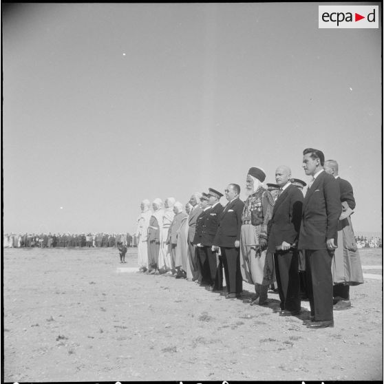 Robert Lacoste à la section administrative spécialisée (SAS) de Sidi-Ladjel. [Description en cours]