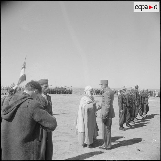 Robert Lacoste à la section administrative spécialisée (SAS) de Sidi-Ladjel. [Description en cours]