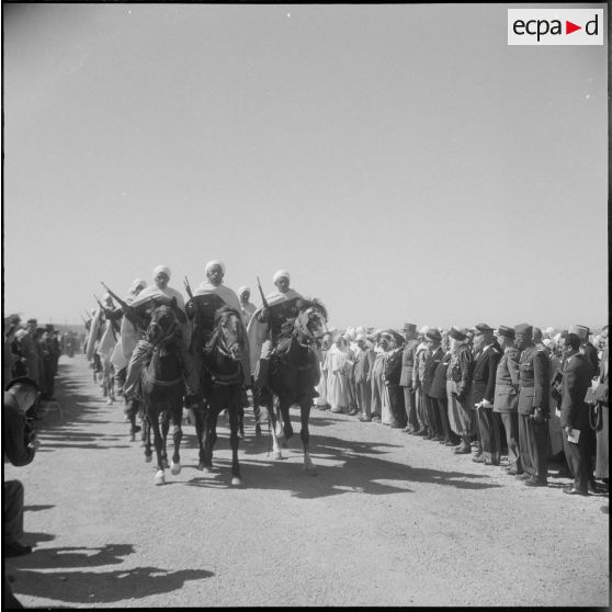 Robert Lacoste à la section administrative spécialisée (SAS) de Sidi-Ladjel. [Description en cours]