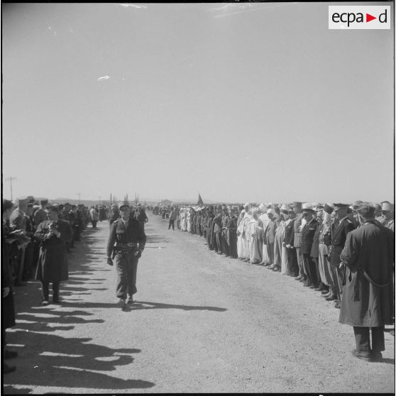 Robert Lacoste à la section administrative spécialisée (SAS) de Sidi-Ladjel. [Description en cours]