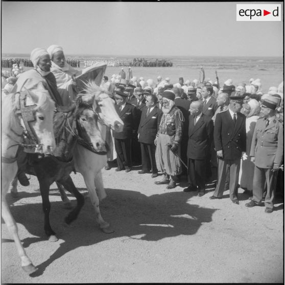 Robert Lacoste à la section administrative spécialisée (SAS) de Sidi-Ladjel. [Description en cours]