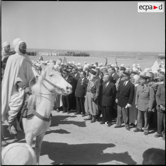 Robert Lacoste à la section administrative spécialisée (SAS) de Sidi-Ladjel. [Description en cours]