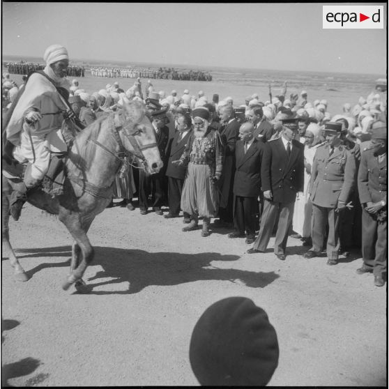 Robert Lacoste à la section administrative spécialisée (SAS) de Sidi-Ladjel. [Description en cours]