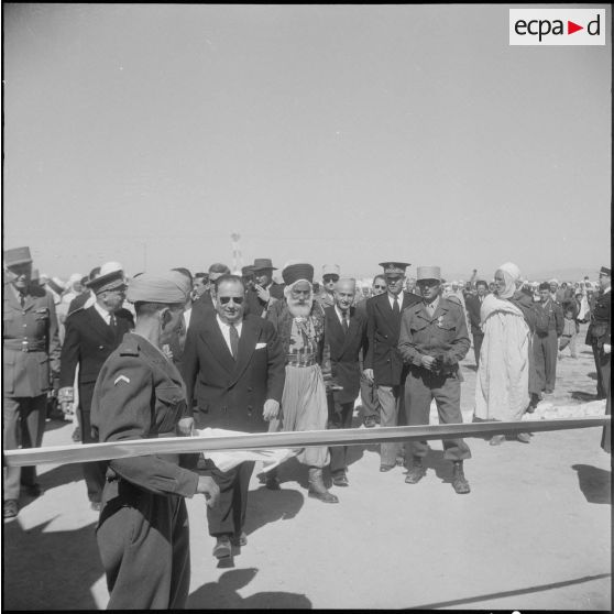 Robert Lacoste à la section administrative spécialisée (SAS) de Sidi-Ladjel. [Description en cours]