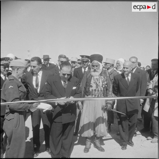 Robert Lacoste à la section administrative spécialisée (SAS) de Sidi-Ladjel. [Description en cours]