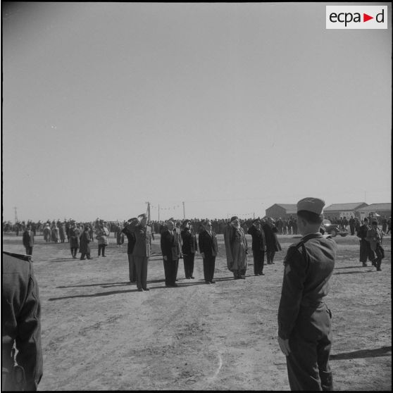 Robert Lacoste à la section administrative spécialisée (SAS) de Sidi-Ladjel. [Description en cours]