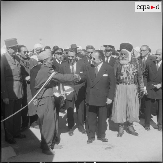 Robert Lacoste à la section administrative spécialisée (SAS) de Sidi-Ladjel. [Description en cours]