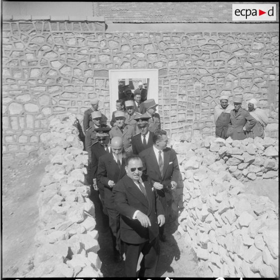 Robert Lacoste à la section administrative spécialisée (SAS) de Sidi-Ladjel. [Description en cours]