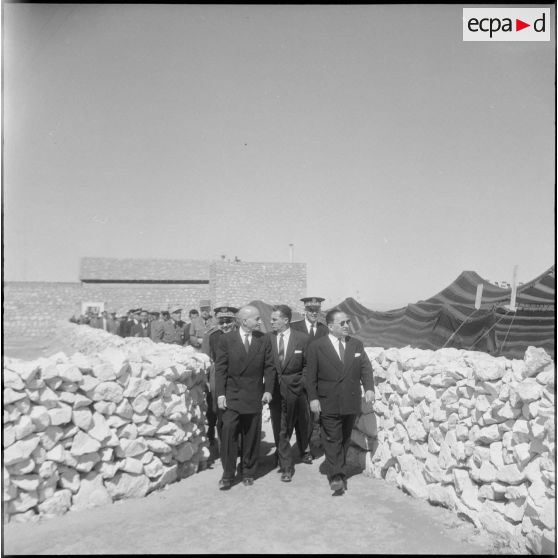 Robert Lacoste à la section administrative spécialisée (SAS) de Sidi-Ladjel. [Description en cours]