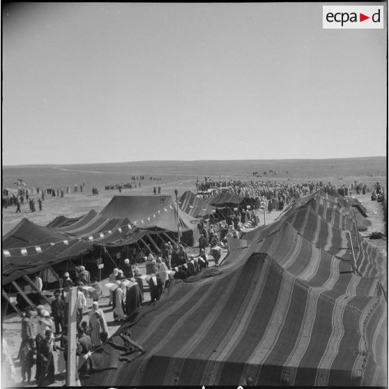 Robert Lacoste à la section administrative spécialisée (SAS) de Sidi-Ladjel. [Description en cours]