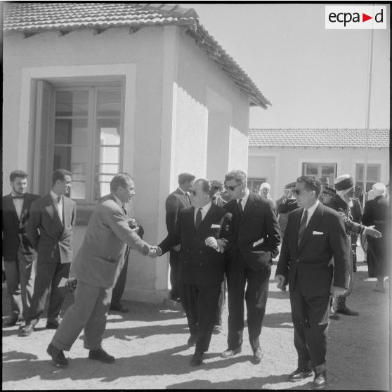 Robert Lacoste à la section administrative spécialisée (SAS) de Sidi-Ladjel. [Description en cours]