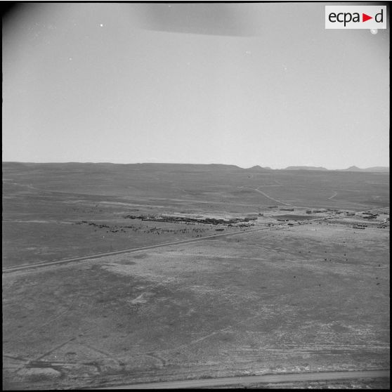 Robert Lacoste à la section administrative spécialisée (SAS) de Sidi-Ladjel. [Description en cours]