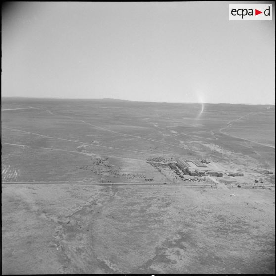 Robert Lacoste à la section administrative spécialisée (SAS) de Sidi-Ladjel. [Description en cours]