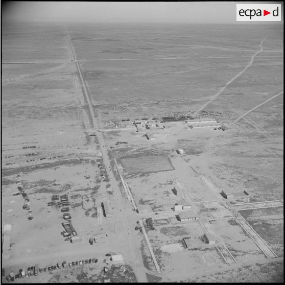 Robert Lacoste à la section administrative spécialisée (SAS) de Sidi-Ladjel. [Description en cours]