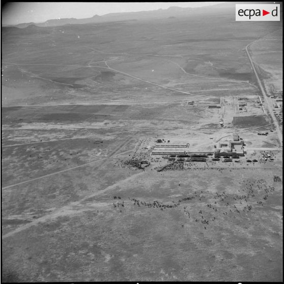 Robert Lacoste à la section administrative spécialisée (SAS) de Sidi-Ladjel. [Description en cours]