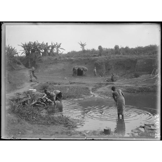 Tibati. La source d'eau potable. [légende d'origine]
