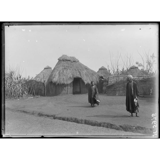 Tibati. Coin du village Boum. [légende d'origine]