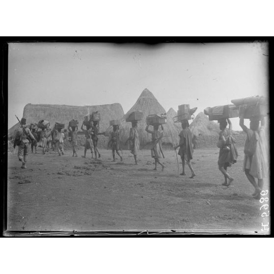Route de Tibati à N'Gaoundéré. Campement de Kaigama-Tekel. [légende d'origine]