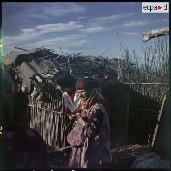 Petite Kabylie. Soins donnés à la population du centre de regroupement "le garage" par une équipe d'ASRA (assistantes sociales les Rurales Auxiliaires) du Capitaine Aokas.