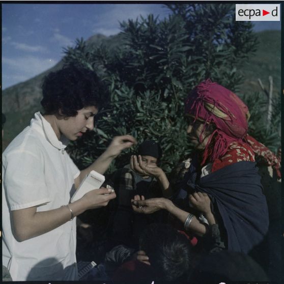 Petite Kabylie. Une ASRA (assistante sociale les Rurales Auxiliaires) distribue des cachets.