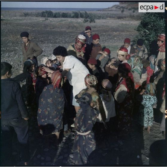 Petite Kabylie. Soins donnés aux enfants par une équipe d'ASRA (assistantes sociales les Rurales Auxiliaires)