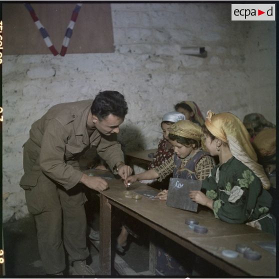 Petite Kabylie. Dans l'école de l'Otha, un instituteur militaire donne les premières leçons d'écriture à de petites filles.