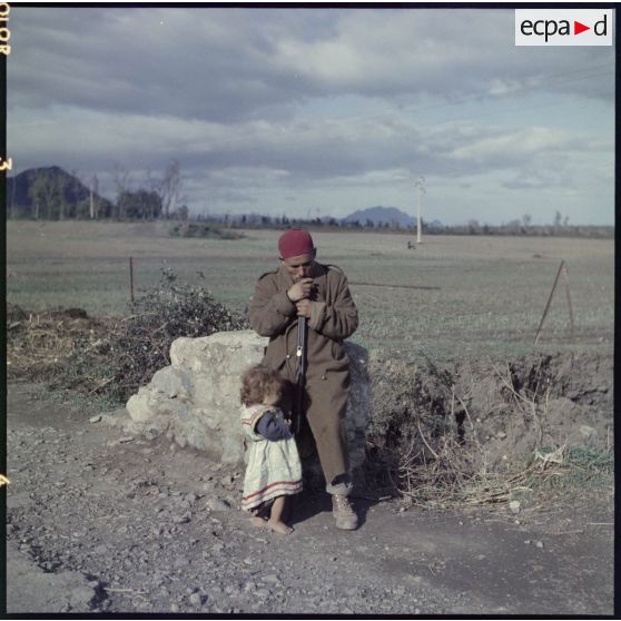 Petite Kabylie. Le village de l'Otha est gardé par un groupe d'auto-défense, ici la sentinelle.