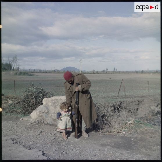 Petite Kabylie. Le village de l'Otha est gardé par un groupe d'auto-défense, ici la sentinelle.